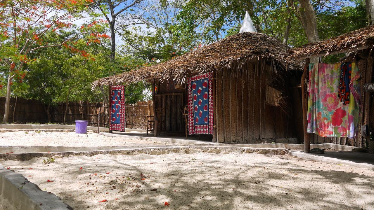 Хостел Soul Breeze Backpackers Diani Діані-Біч Екстер'єр фото