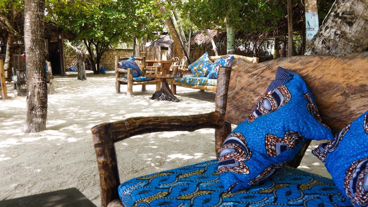 Хостел Soul Breeze Backpackers Diani Діані-Біч Екстер'єр фото