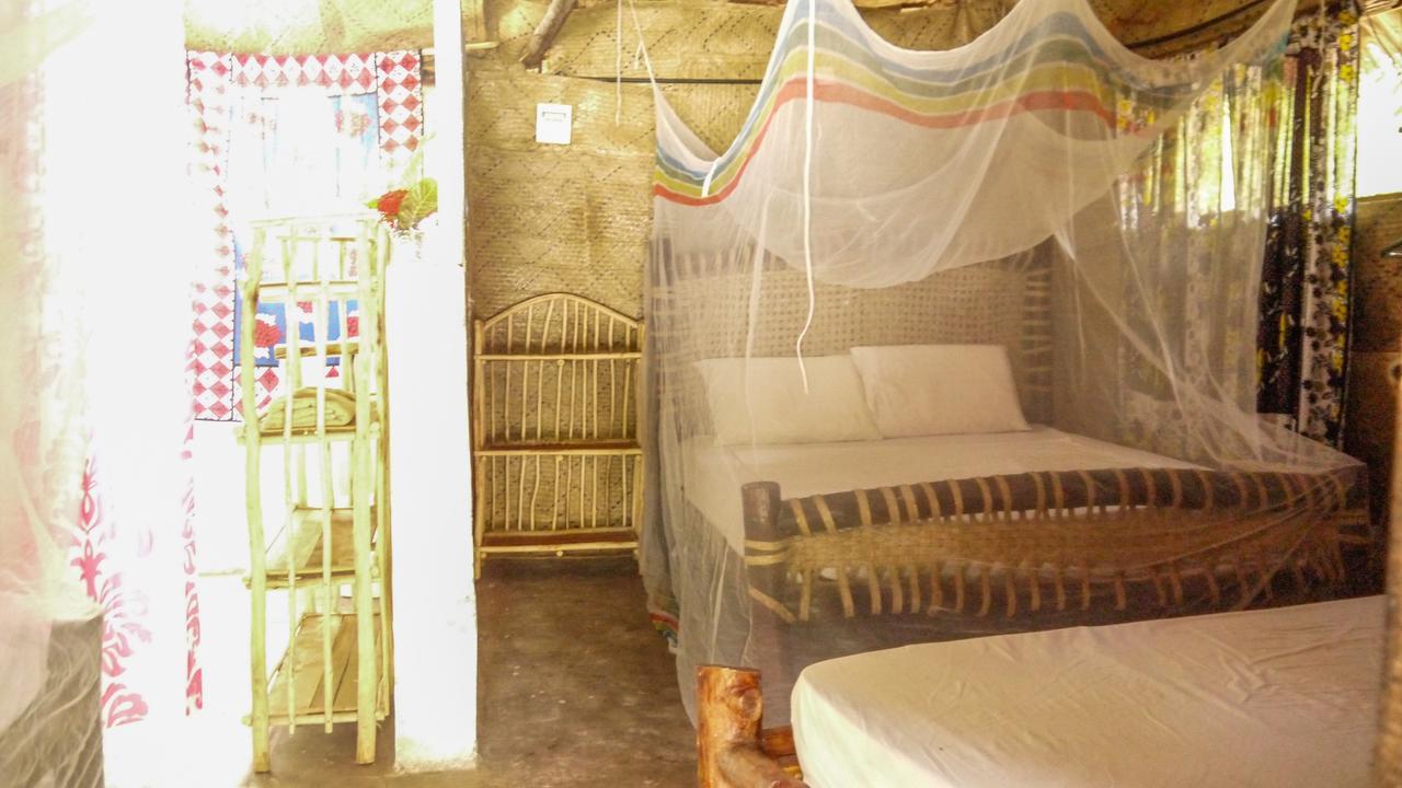 Хостел Soul Breeze Backpackers Diani Діані-Біч Екстер'єр фото