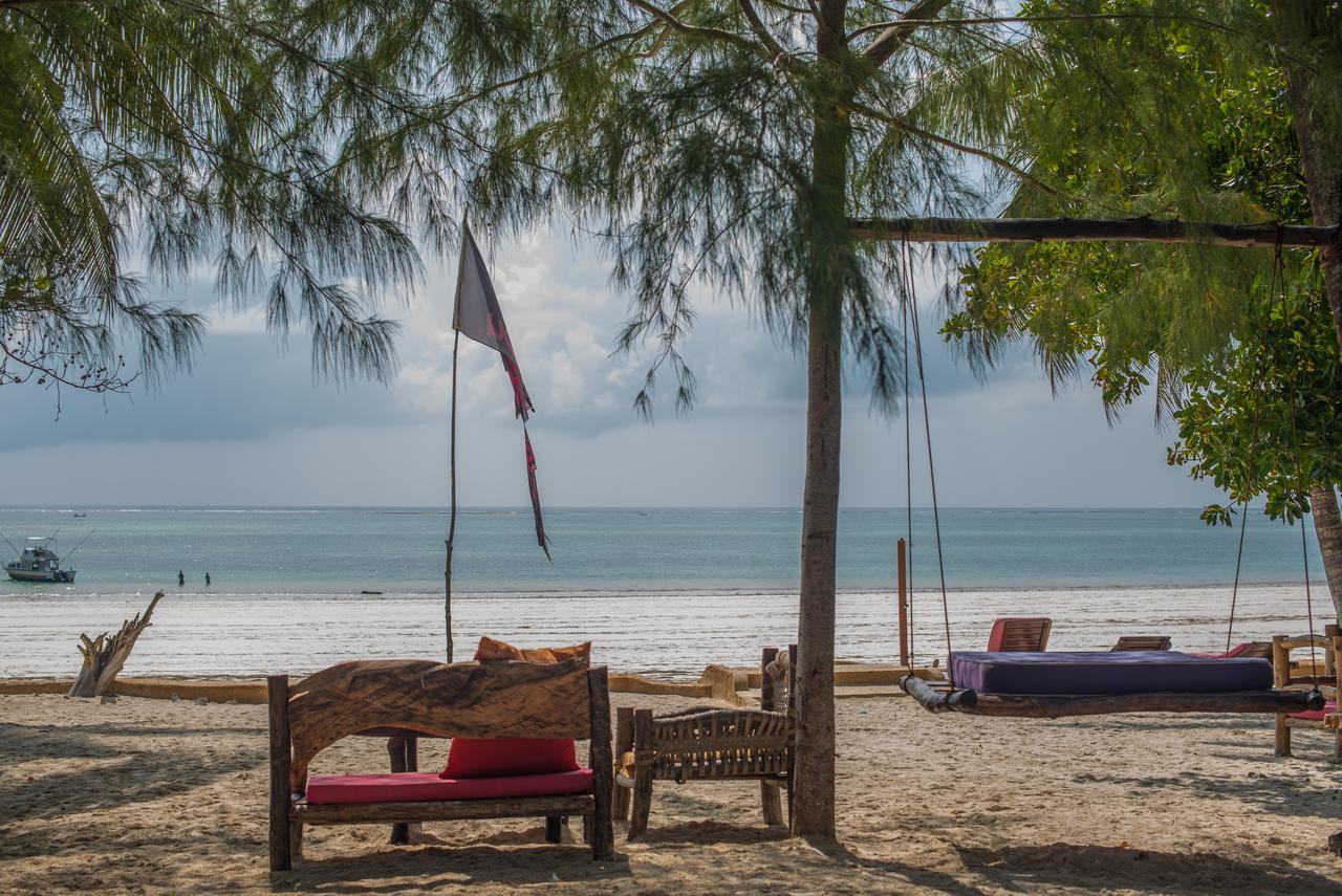 Хостел Soul Breeze Backpackers Diani Діані-Біч Екстер'єр фото