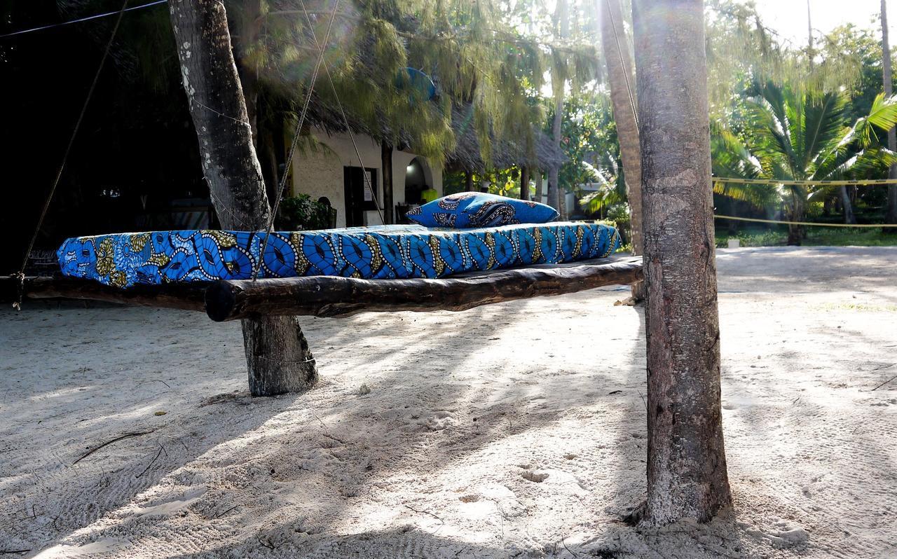 Хостел Soul Breeze Backpackers Diani Діані-Біч Екстер'єр фото