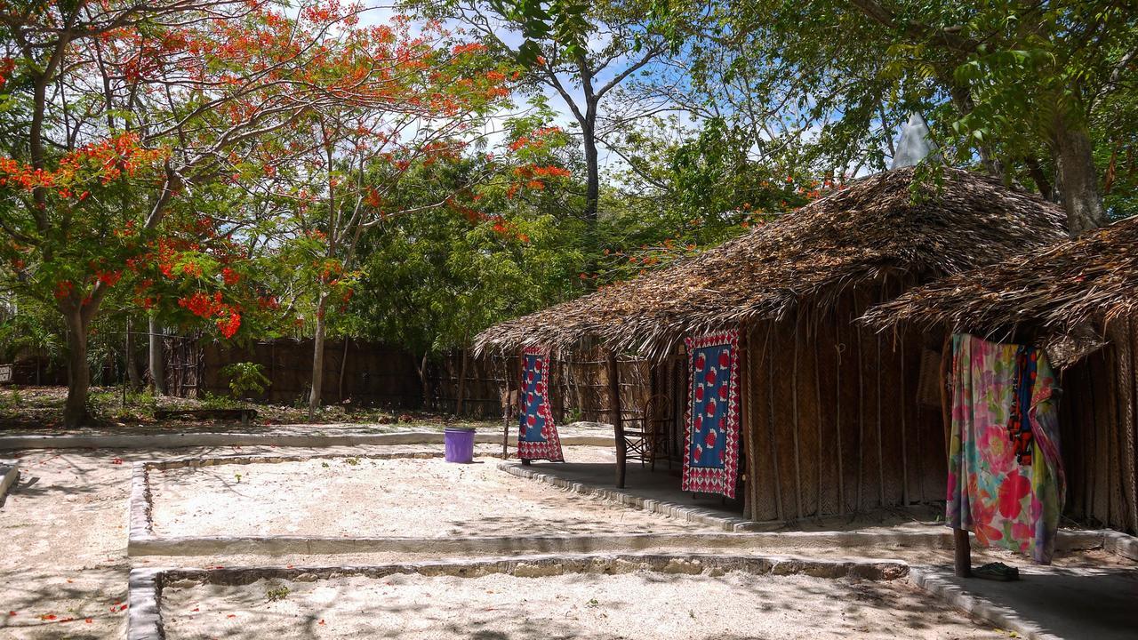Хостел Soul Breeze Backpackers Diani Діані-Біч Екстер'єр фото