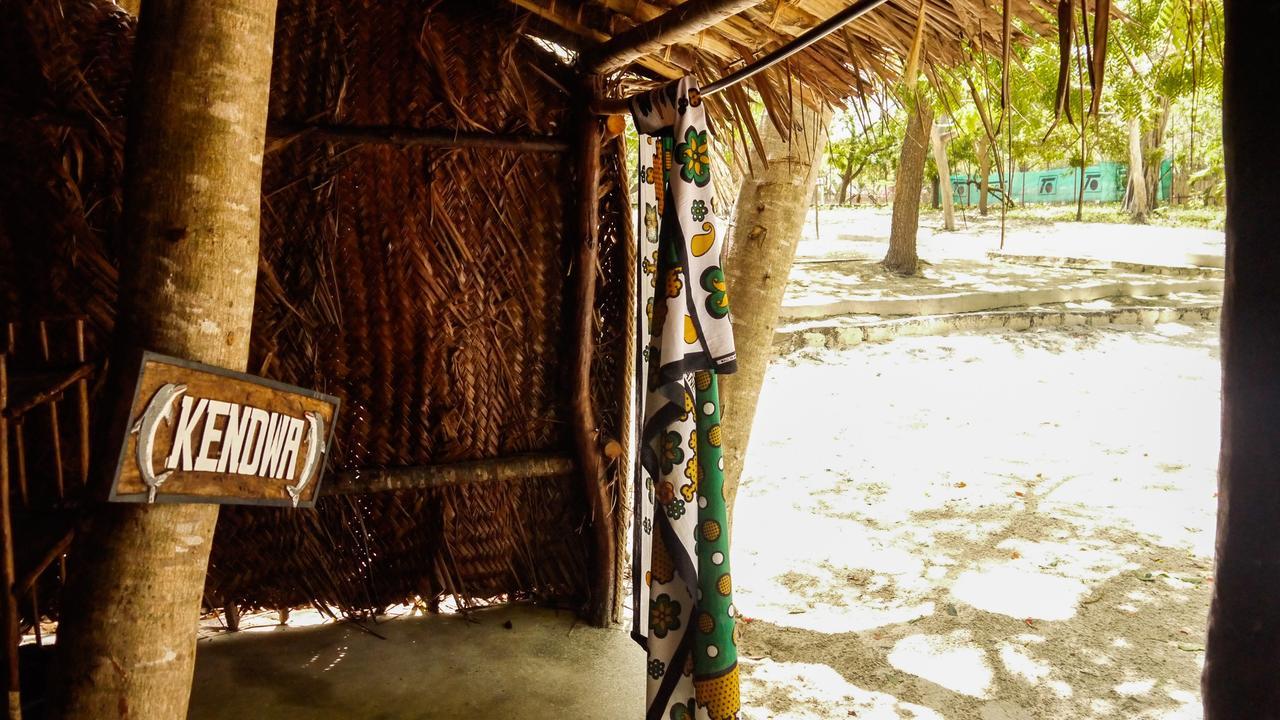 Хостел Soul Breeze Backpackers Diani Діані-Біч Екстер'єр фото