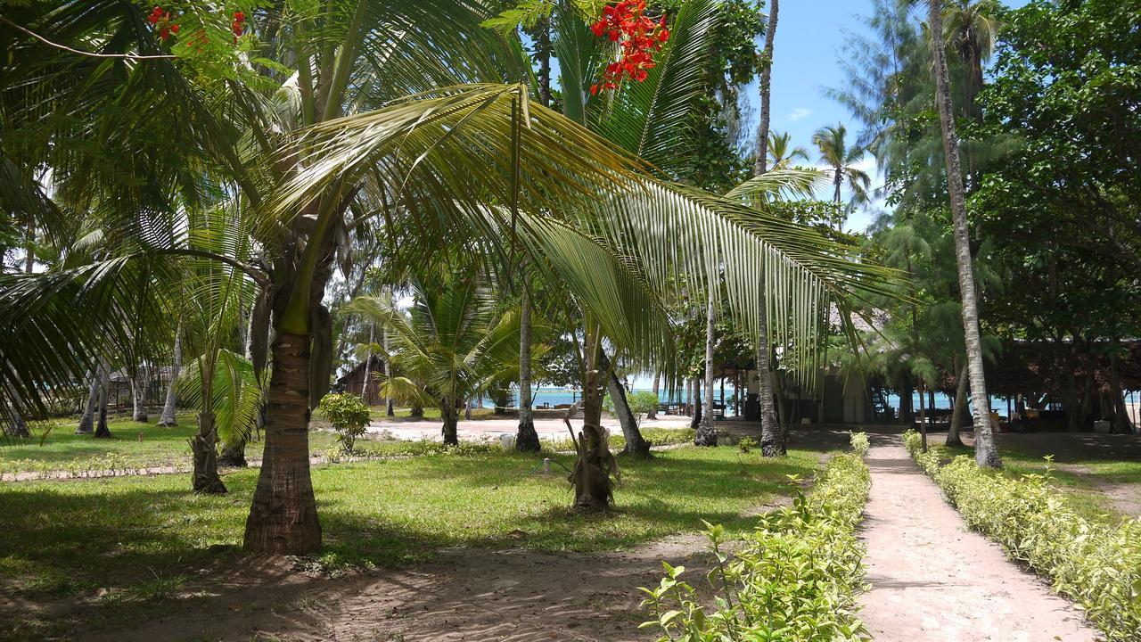 Хостел Soul Breeze Backpackers Diani Діані-Біч Екстер'єр фото