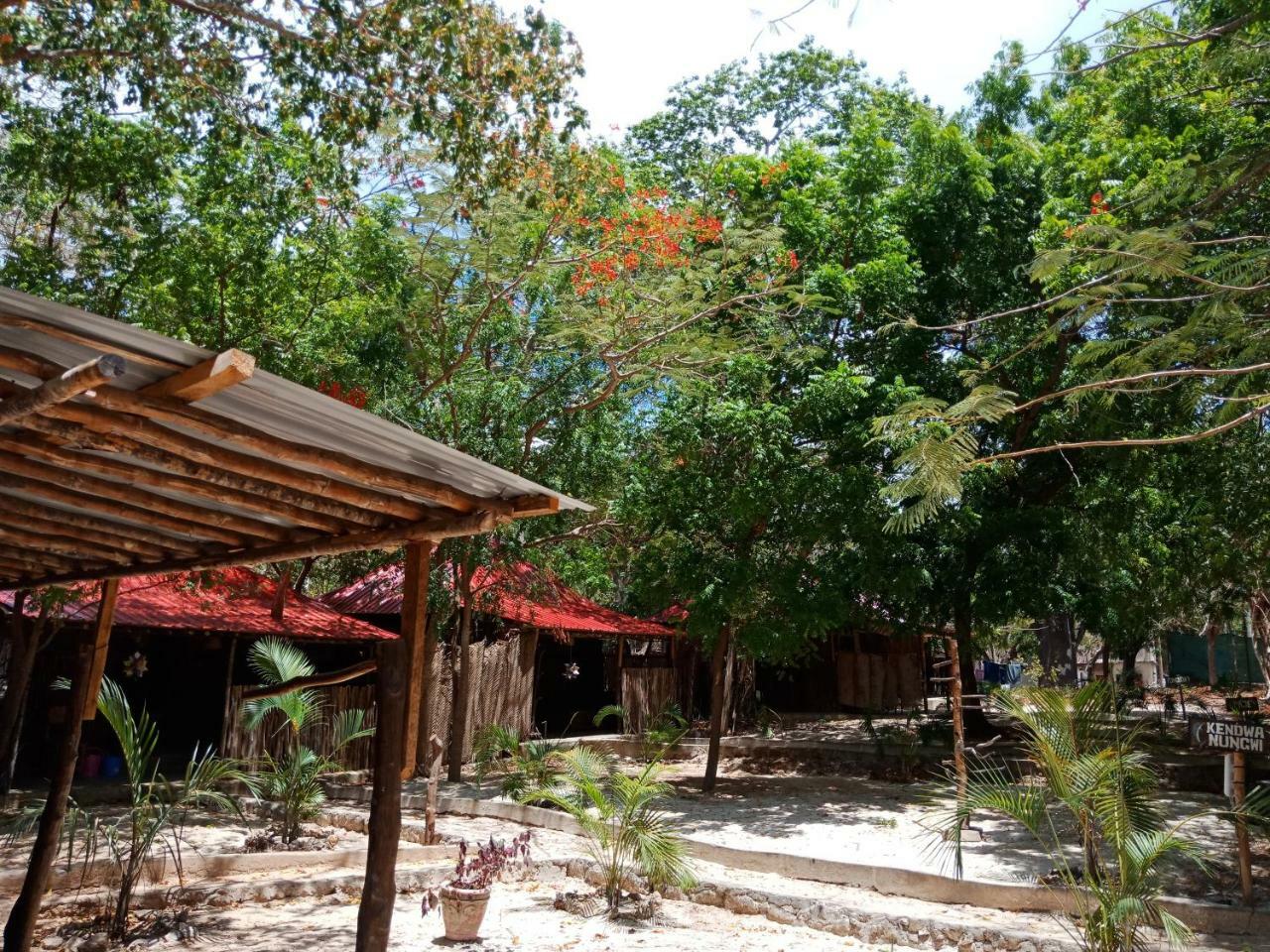 Хостел Soul Breeze Backpackers Diani Діані-Біч Екстер'єр фото